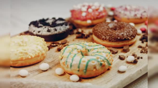 Çikolata Marşmelov Retro Pişirme Tepsisindeki Şekerli Çörekler Donutlar Doğal Çikolatayla — Stok video
