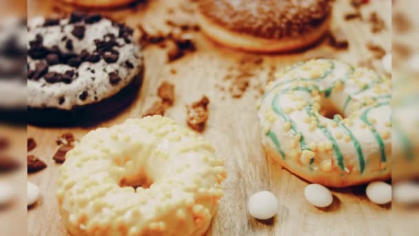 Donuts Chocolate Marshmello Doces Uma Bandeja Cozimento Retro Donuts Estão — Vídeo de Stock