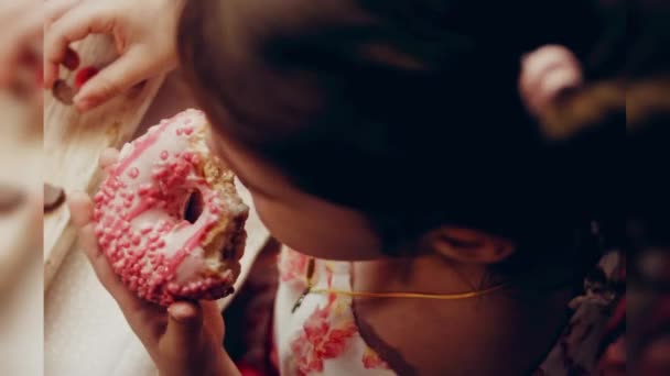 Menina Escolhe Entre Vários Presentes Ela Aponta Dedo Donuts Chocolate — Vídeo de Stock