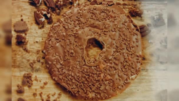 Ciambella Corrotta Sta Riprendendo Cioccolato Marshmello Caramelle Ciambelle Una Teglia — Video Stock