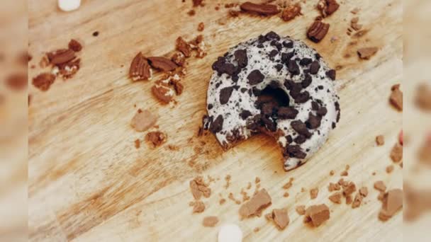 Пончика Прикус Форме Рта Шоколадные Пончики Украшенные Кусочками Печенья Орео — стоковое видео