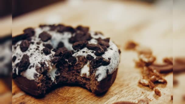 Donut Tiene Una Mordida Forma Boca Rosquillas Chocolate Decoradas Con — Vídeos de Stock