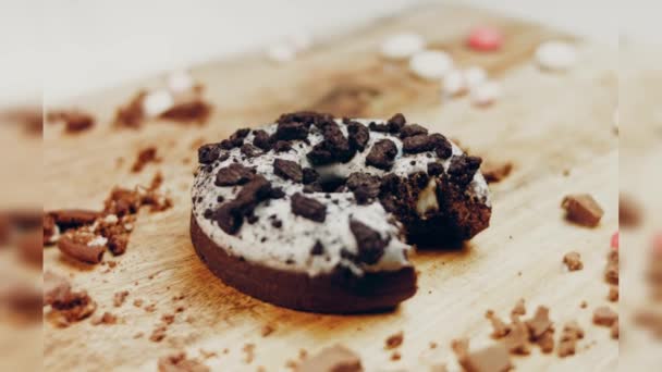 Donut Har Ett Munformat Bett Chokladmunkar Dekorerade Med Bitar Oreo — Stockvideo
