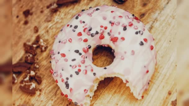 도넛은 분홍색으로 장식되어 도넛은 사탕으로 장식된 있습니다 매크로와 슬라이더 사탕은 — 비디오