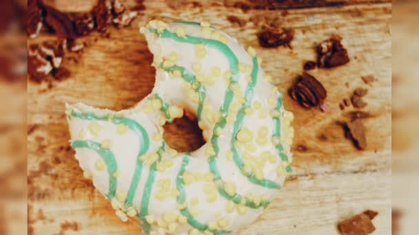Donut Heeft Een Mondvormige Beet Gele Donuts Versierd Met Blauwe — Stockvideo