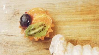 Böğürtlenli kek sepetleri. Pastalar retro-stil yemek tepsisiyle güzelce süslenmiş..
