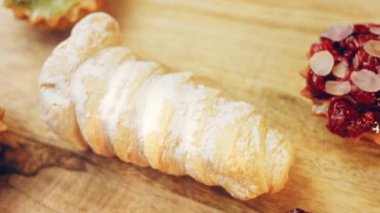 Böğürtlenli kek sepetleri. Pastalar retro-stil yemek tepsisiyle güzelce süslenmiş..