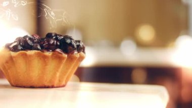 Böğürtlenli kek sepetleri. Pastalar retro-stil yemek tepsisiyle güzelce süslenmiş..