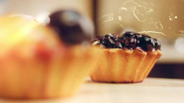 Böğürtlenli kek sepetleri. Pastalar retro-stil yemek tepsisiyle güzelce süslenmiş..