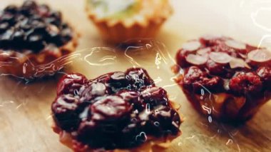 Böğürtlenli kek sepetleri. Pastalar retro-stil yemek tepsisiyle güzelce süslenmiş..