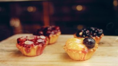 Böğürtlenli kek sepetleri. Pastalar retro-stil yemek tepsisiyle güzelce süslenmiş..