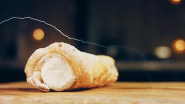 Kremalı puf böreği. Pasta yuvarlaktır. Makro çekim.