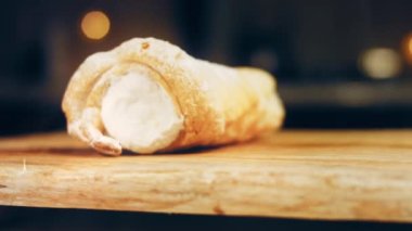 Kremalı puf böreği. Pasta yuvarlaktır. Makro çekim.