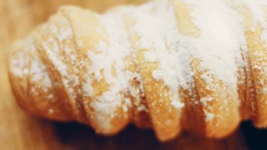 Kremalı puf böreği. Pasta yuvarlaktır. Makro çekim.