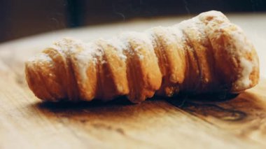 Kremalı puf böreği. Pasta yuvarlaktır. Makro çekim.