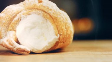 Kremalı puf böreği. Pasta yuvarlaktır. Makro çekim.