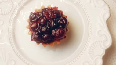 Frenk üzümlü kek sepeti. Makro ve sürgülü atış.