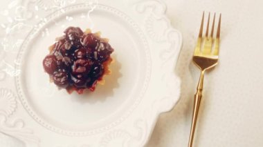 Frenk üzümlü kek sepeti. Makro ve sürgülü atış.