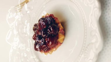 Frenk üzümlü kek sepeti. Makro ve sürgülü atış.