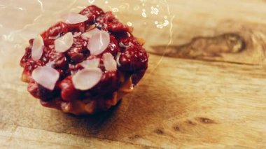 Ahududu ve pembe çikolata yapraklı sepet kek. Makro ve sürgülü atış.