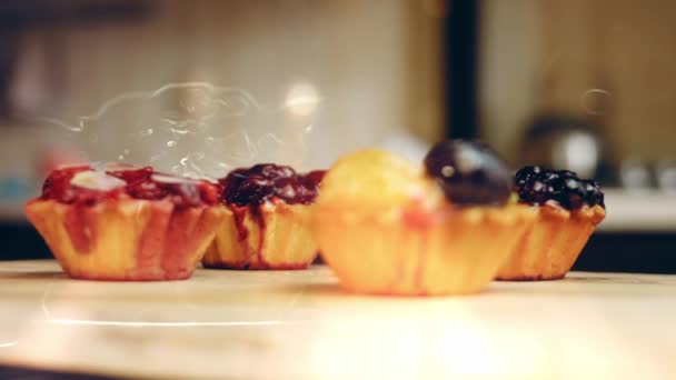 各种有浆果的蛋糕篮 这些蛋糕在复古风格的烹调盘上装饰精美 — 图库视频影像