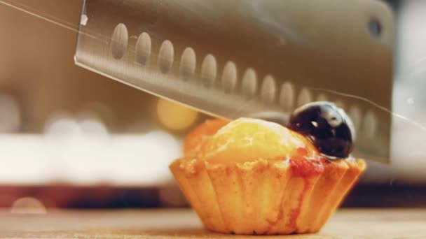 タンジェリン キウイと梅のバスケットケーキ 調理トレイでマクロ撮影 プロのナイフで半分にケーキをカット — ストック動画