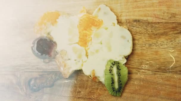 Ciasto Mandarynką Kiwi Śliwką Filmowanie Makro Tacy Kuchennej Zniszczone Ciasto — Wideo stockowe