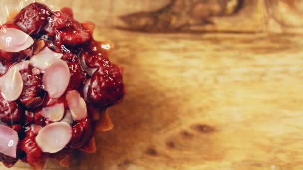 Ciasto Malinowymi Jagodami Różowymi Płatkami Czekolady Makro Suwak Fotografowania — Wideo stockowe