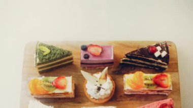 Farklı pastaların retro-stil pişirme tepsisi üzerinde. Kaydırıcı ve makro atış.