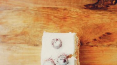 Kirazlı, kremalı ve vanilyalı kek. Makro ve sürgülü atış.