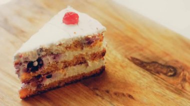 Jöleli kirazlı Mont Blanc pastası. Makro ve sürgülü atış.