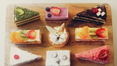 Farklı pastaların retro-stil pişirme tepsisi üzerinde. Kaydırıcı ve makro atış.