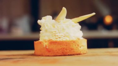 Beyaz çikolata süslemeli hindistan cevizli kek. Makro ve sürgülü atış.