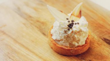 Beyaz çikolata süslemeli hindistan cevizli kek. Makro ve sürgülü atış.