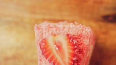 Flamingo pastası ve çilek. Makro ve sürgülü atış.