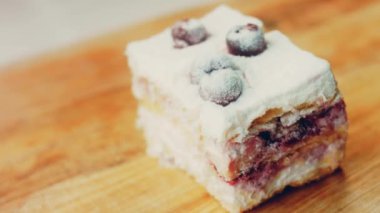 Kirazlı, kremalı ve vanilyalı kek. Makro ve sürgülü atış.