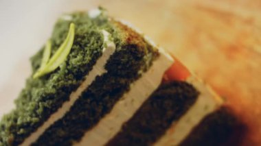 Yeşil, yeşil çikolata yapraklı keki damıtır. Makro ve sürgülü atış.