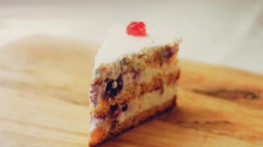 Jöleli kirazlı Mont Blanc pastası. Makro ve sürgülü atış.