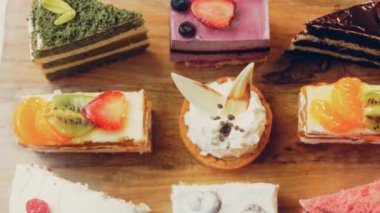 Farklı pastaların retro-stil pişirme tepsisi üzerinde. Kaydırıcı ve makro atış.