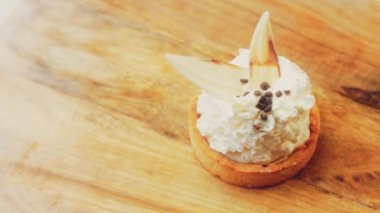 Beyaz çikolata süslemeli hindistan cevizli kek. Makro ve sürgülü atış.