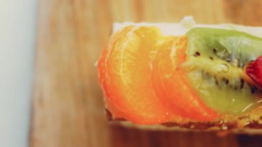 Mandalina, kivi ve çilekli oruç pastası. Makro ve sürgülü atış.