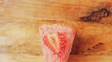 Flamingo pastası ve çilek. Makro ve sürgülü atış.