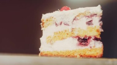 Jöleli kirazlı Mont Blanc pastası. Makro ve sürgülü atış.