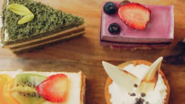 Farklı pastaların retro-stil pişirme tepsisi üzerinde. Kaydırıcı ve makro atış.