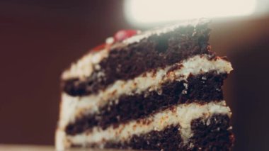 Çikolatalı vejetaryen hindistan cevizi kremalı pasta. Pastada vişneli jöle var. Makro ve sürgülü atış.