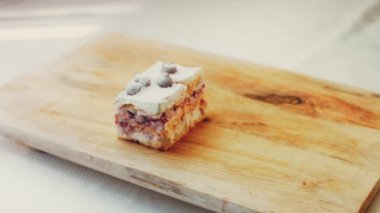 Kirazlı, kremalı ve vanilyalı kek. Makro ve sürgülü atış.