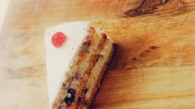 Jöleli kirazlı Mont Blanc pastası. Makro ve sürgülü atış.