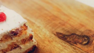 Jöleli kirazlı Mont Blanc pastası. Makro ve sürgülü atış.