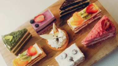 Farklı pastaların retro-stil pişirme tepsisi üzerinde. Kaydırıcı ve makro atış.