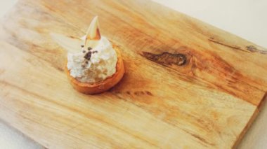 Beyaz çikolata süslemeli hindistan cevizli kek. Makro ve sürgülü atış.